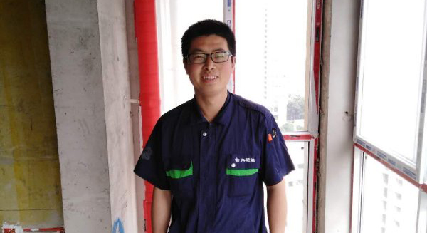 这位“AG尊龙凯时”服务专员，用行动迎锦旗，获口碑！